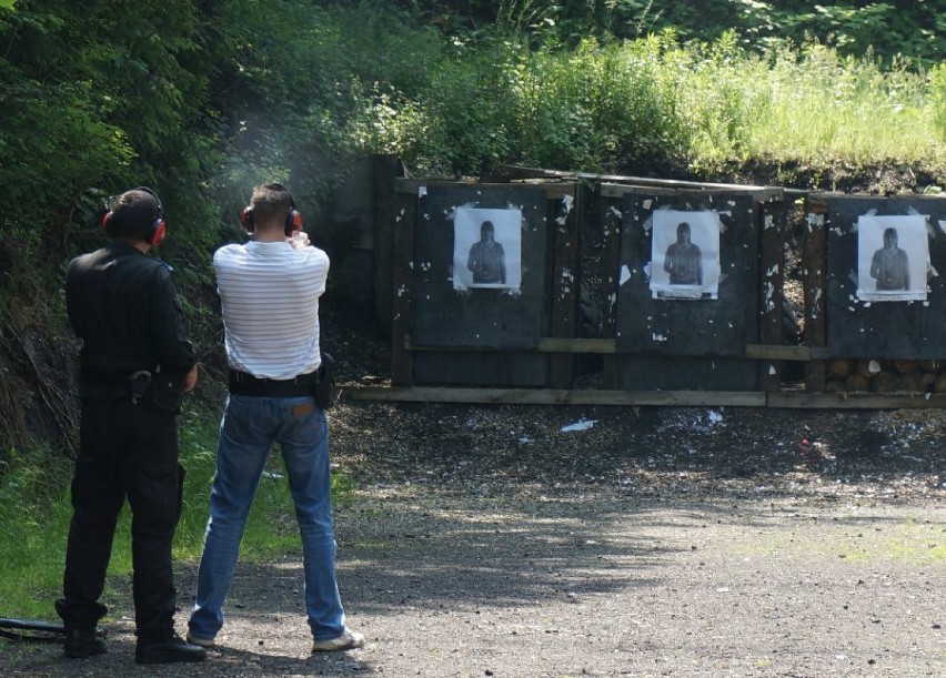 Policjanci z Bielska-Białej strzelają do sylwetki kobiety [ZDJĘCIA]