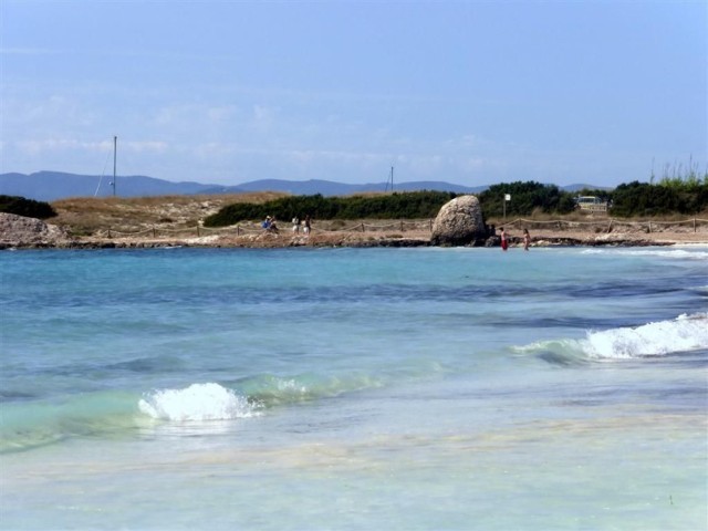 Mała wysepka Illa Espalmador leży vis a vis Pas de Trucadores wyspy Formentera. Odległość około 40 m.  Fot.Isabella Degen