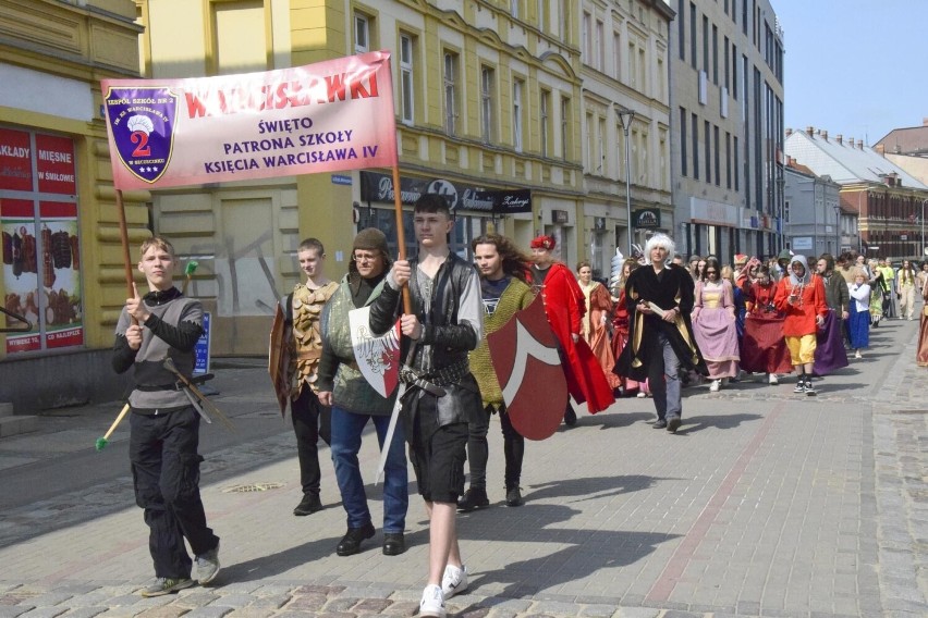 Przemarsz szczecineckim deptakiem