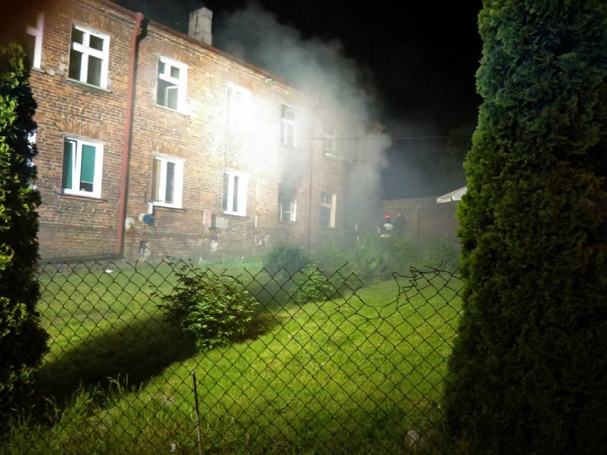 Pożar w Kaliszu. Płonęła kamienica na ulicy Skarszewskiej [FOTO, WIDEO]