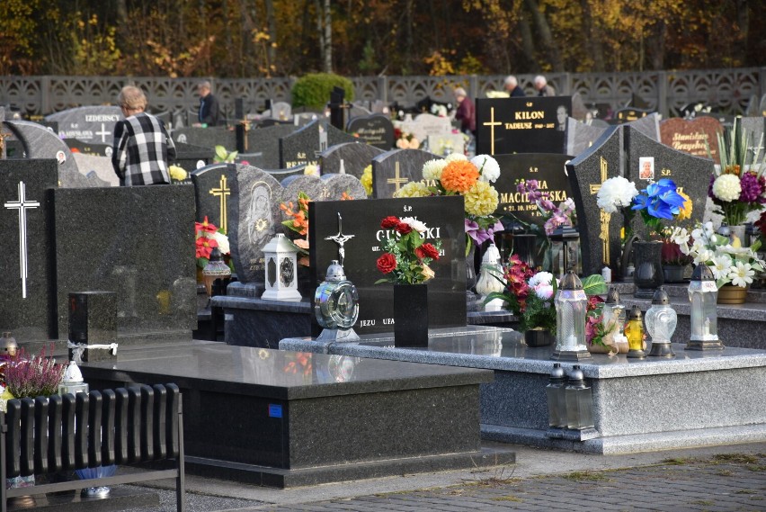Wiele osób już odwiedziło groby bliskich. Cmentarze pełne...