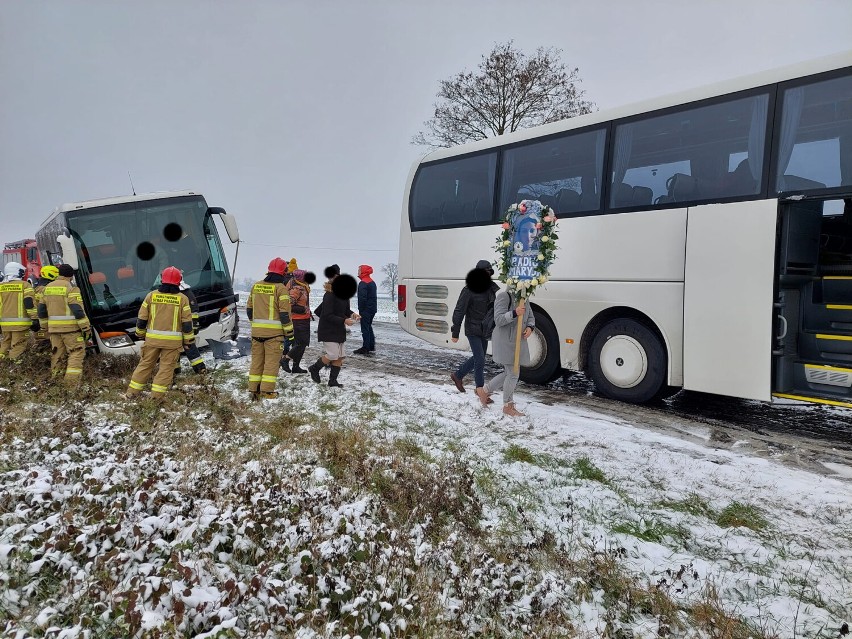 Na miejsce zdarzenia dotarł autobus zastępczy, który zabrał...