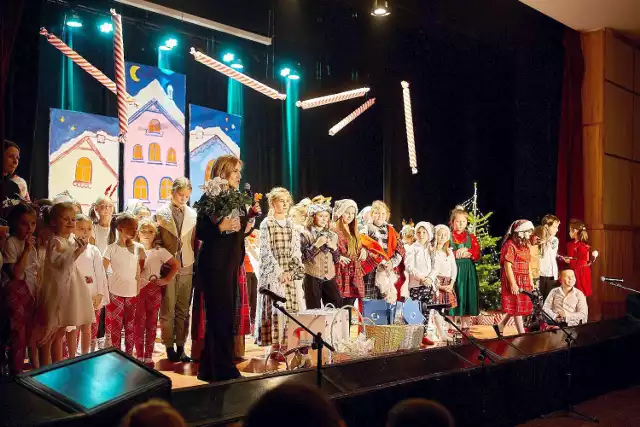 Małych artystów, którzy w inowrocławskim MDK pokazali spektakl "Świąteczne Bullerbyn" nagrodzono wielkimi brawami