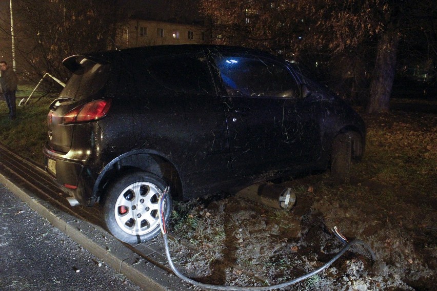 Wypadek na al.Włókniarzy w Łodzi. Samochód uderzył w latarnię [ZDJĘCIA]