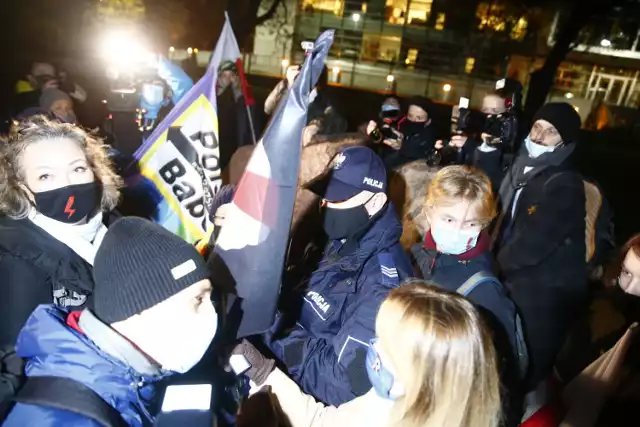 Strajk Kobiet rozpoczął blokadę Sejmu. Ogromne siły policji na ulicach Warszawy