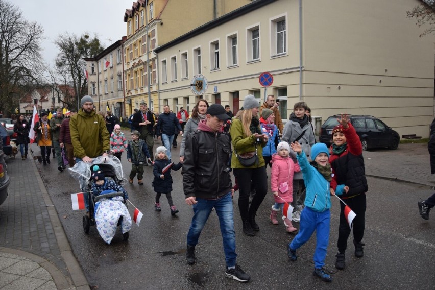 11 listopada w Wejherowie. Przemarsz ulicami miasta i wspólne śpiewanie w parku