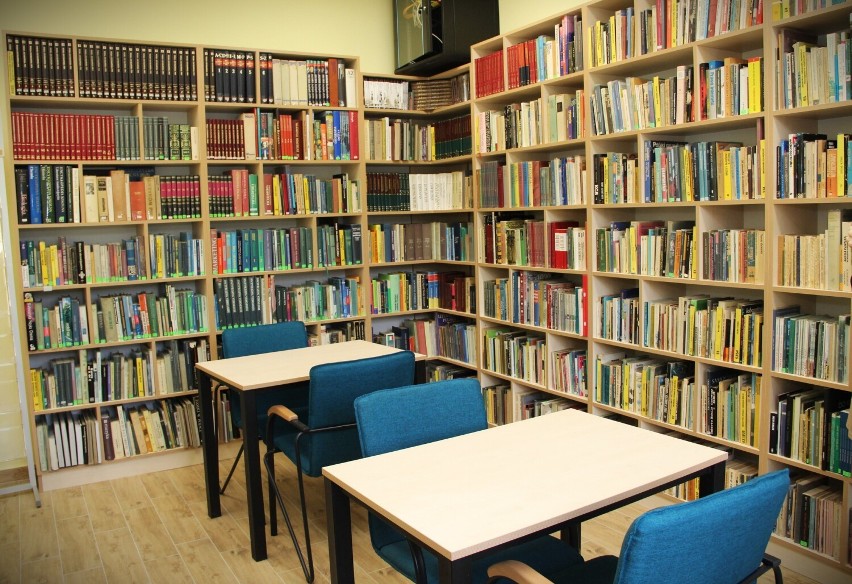 W sękowskiej bibliotece jest łąka. Można po niej do woli skakać, albo po prostu wyłożyć się z książką i oddać lekturze