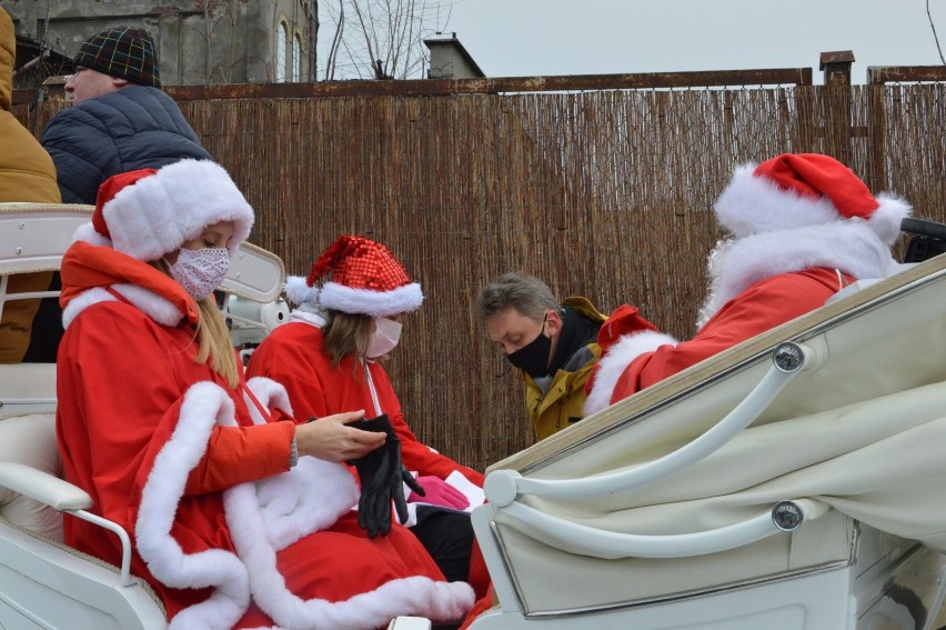 Święty Mikołaj na ostrowieckich ulicach. Odwiedzał dzieci [ZDJĘCIA, WIDEO]
