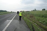 Wypadek w Międzyświeciu. BMW wypadło z drogi. Jedna osoba nie żyje