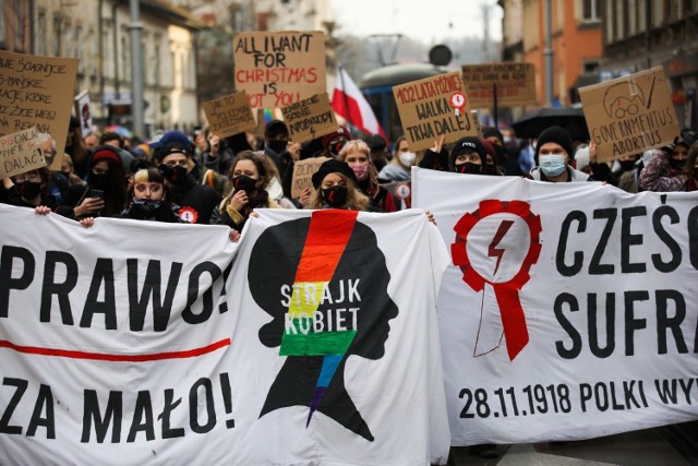 Strajk Kobiet. Sobotni protest rozpoczął się na Rynku Podgórskim w Krakowie, a zakończył pod Novum