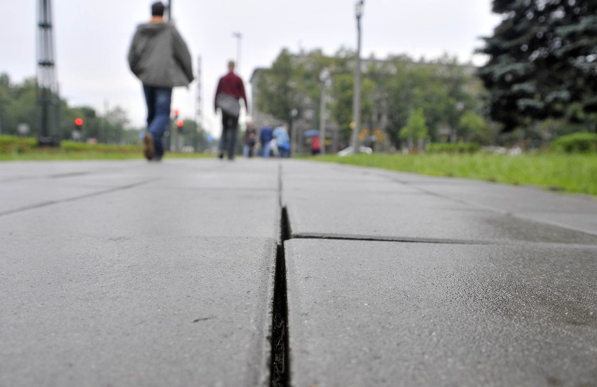 Kraków: wyremontowany chodnik przy placu Centralnym w fatalnym stanie [ZDJĘCIA]