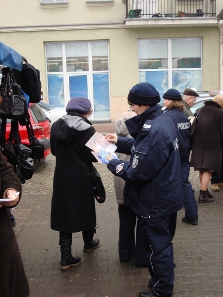 Poznań: Policjanci na Jeżycach przestrzegali przechodniów przed kieszonkowcami [ZDJĘCIA]