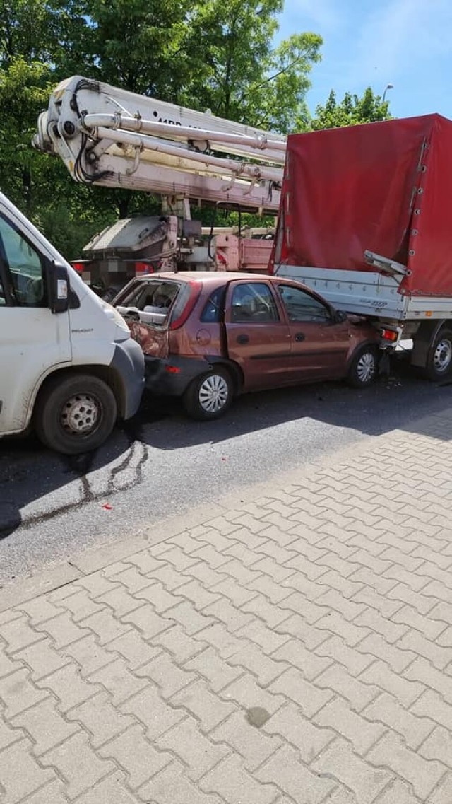 W zderzeniu pięciu aut niegroźnie ucierpiały dwie osoby.