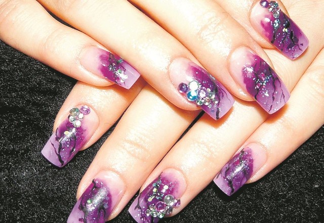 Daria Godlewska z Celebrity nałożyła na paznokcie akryl, który pomalowała w modne fioletowe wzory i przystroiła cyrkoniami