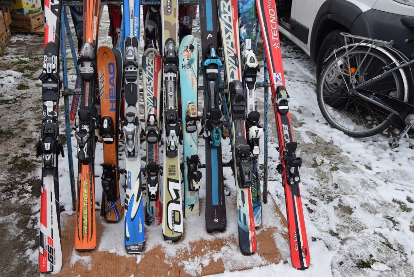 Sanki, narty, deski snowboardowe i buty narciarskie na giełdzie samochodowej w Rzeszowie [ZDJĘCIA]