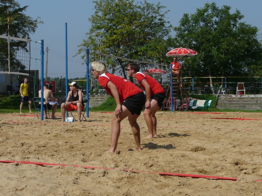 Wieluń: Turniej siatkówki plażowej na basenie