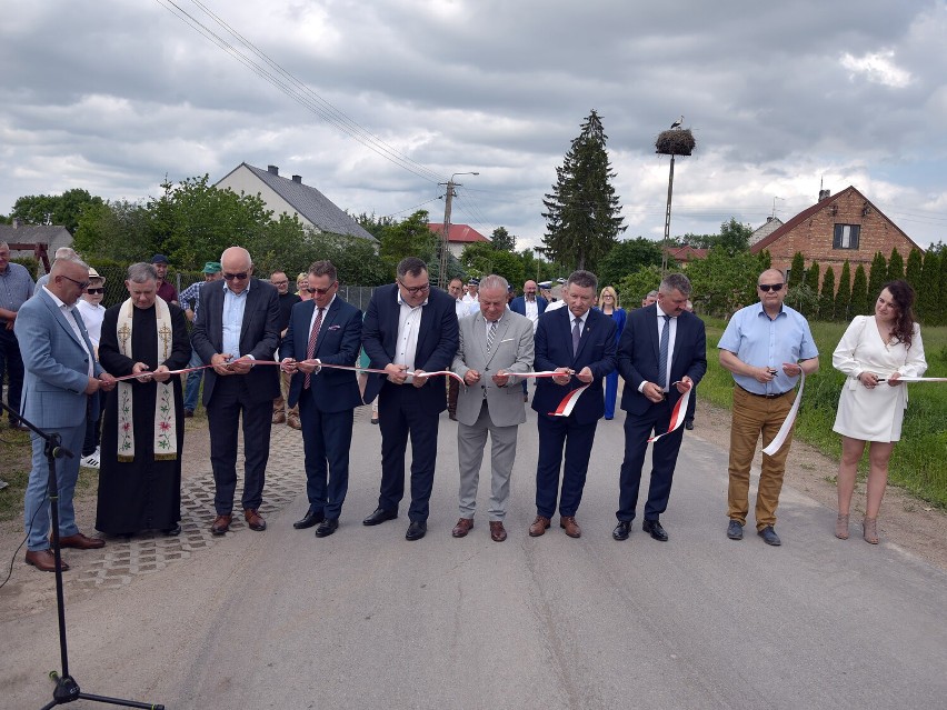 Nowa świetlica i droga już służą mieszkańcom powiatu kolneńskiego