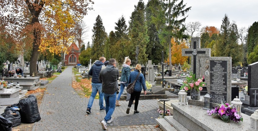 Rozpoczęły się porządki na chełmskich cmentarzach. O czym warto pamiętać?