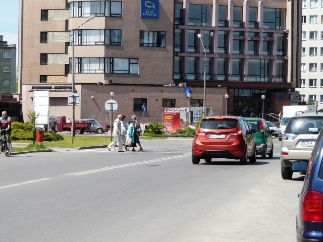 Policja sugeruje, by na tym przejściu powstały "wysepki" dla pieszych