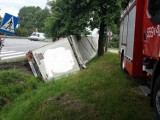 Wypadek w Pawłowicach. Wywrócona ciężarówka na pasach [ZDJĘCIA]