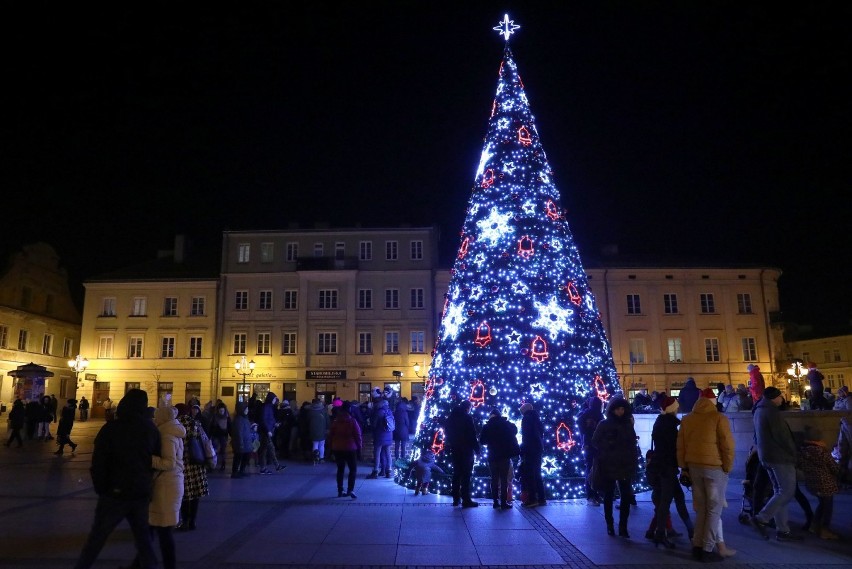 Mikołajki 2019 w Piotrkowie. Rozbłysła choinka w Rynku...