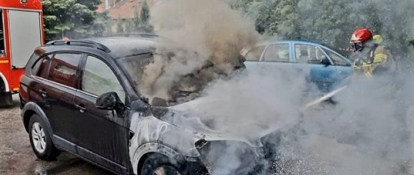 Pleszew. Samochód spłonął doszczętnie na parkingu w pobliżu...