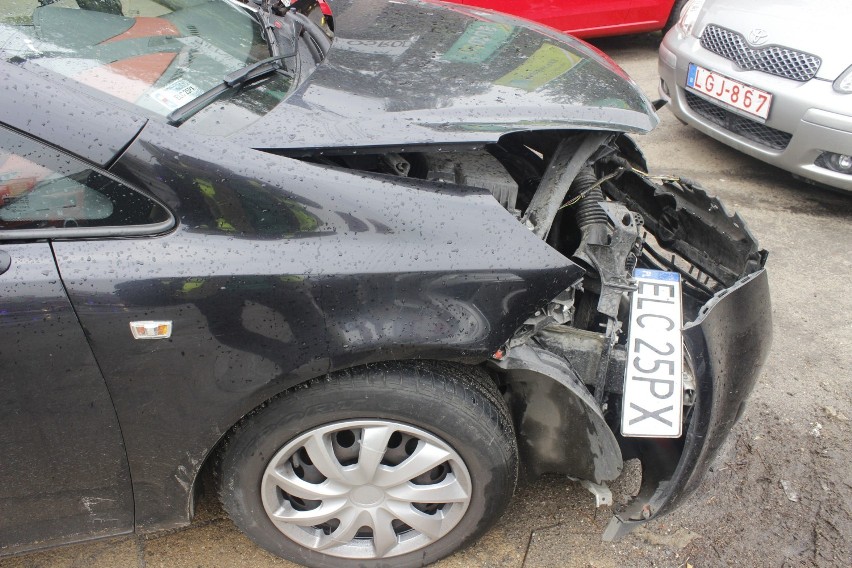 Wypadek na Aleksandrowskiej w Łodzi. Zderzenie 5 samochodów, 2 osoby ranne [ZDJĘCIA]