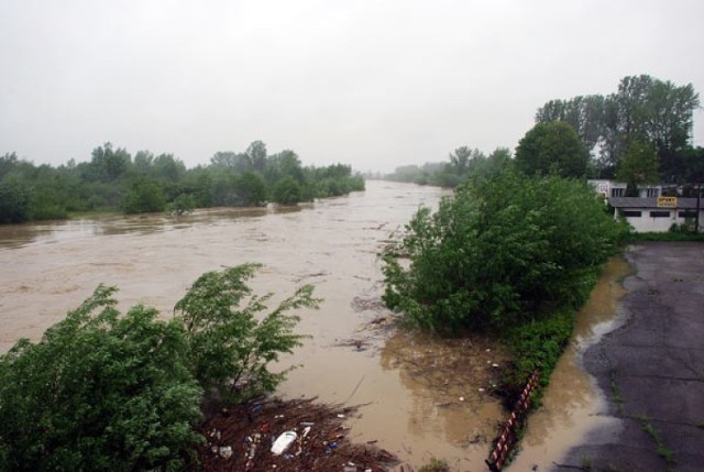 Powódź 2010. Wisłoka w okolicy mostu na ul. Kościuszki w Dębicy.