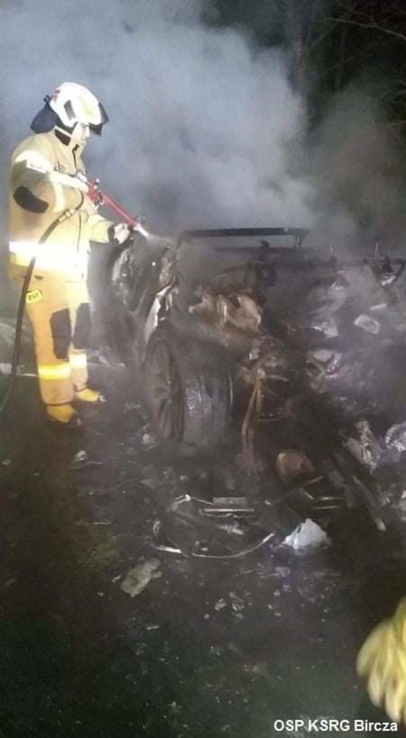 Na drodze krajowej nr 28 w Korzeńcu koło Birczy spalił się Jaguar XJ [ZDJĘCIA]