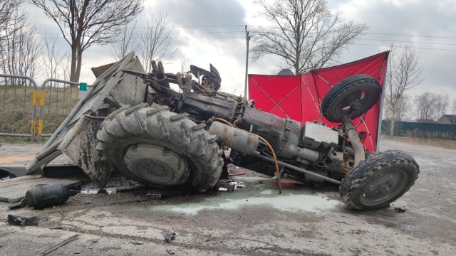 Śmiertelny wypadek w Korytnicy na DK 12. Ciągnik rolniczy zderzył się z ciężarówką