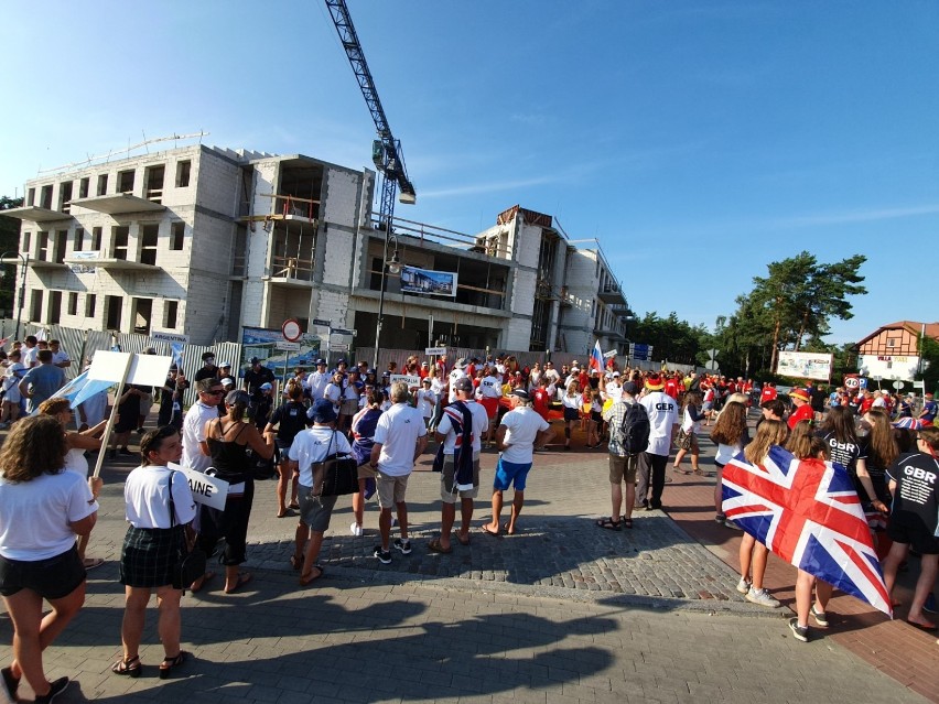 Kolorowy pochód przeszedł ulicami Krynicy Morskiej. Miasto jest gospodarzem Mistrzostw Świata Klasy Cadet 2019.