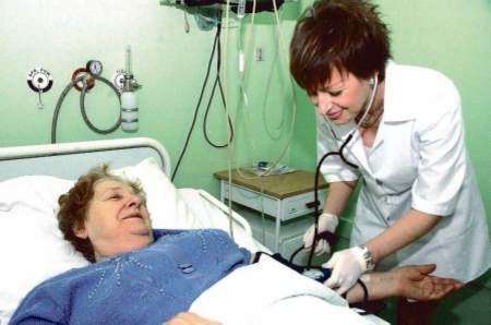Pielęgniarka Edyta Rożek sumiennie opiekuje się pacjentami podczas zwykłego, codziennego dyżuru FOT. ADAM WOJNAR