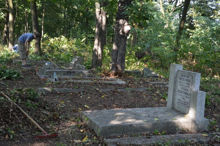 Sprzątanie cmentarza żydowskiego w Tomaszowie