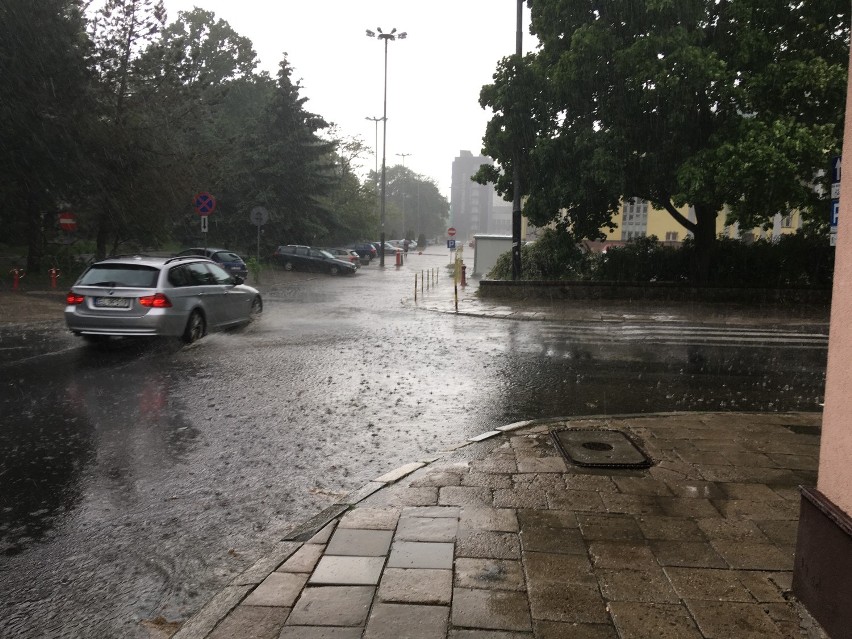Burza w Łodzi, zalane ulice i dworzec Fabryczny