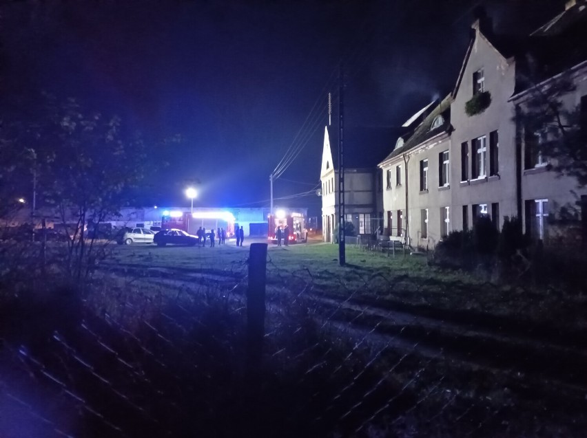 Pożar sadzy w kominie zabytkowego pałacu w Trzebielinie. Mieszkańcy najedli się strachu