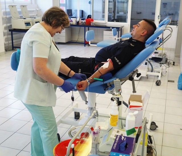 W Szpitalu Wojewódzkim w Przemyślu odbyła się akcja "SpoKREWnieni służbą". Policjanci oraz pracownicy cywilni przemyskiej komendy włączyli się w akcję honorowo oddając krew.

Zobacz także: "Spokrewnieni ze służbą". Policjanci oddawali krew w Rzeszowie
