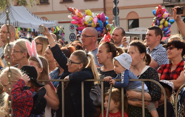 Pierwszego dnia majówki tłumy fanów muzyki disco czekały na koncert zespołu Weekend. Zobaczcie zdjęcia z imprezy!

 Zobacz też: Gdzie gwiazdy spędzą majówkę?
