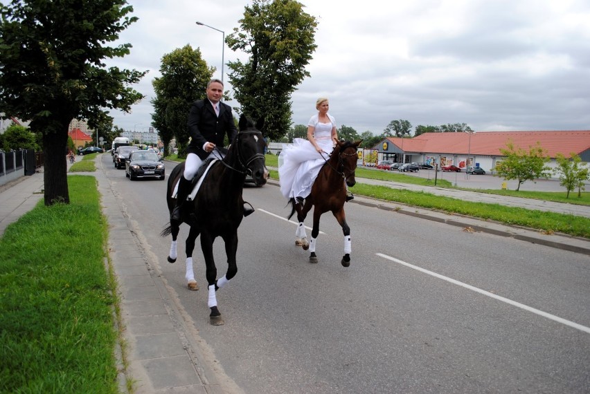 Wyjątkowy ślub w Tczewie. Para młoda przyjechała konno