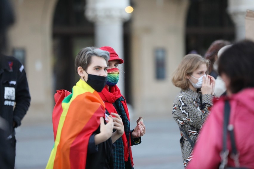 Kraków. Manifestacja na Rynku Głównym. "Prawo nie chroni skrzywdzonych kobiet" [ZDJĘCIA]