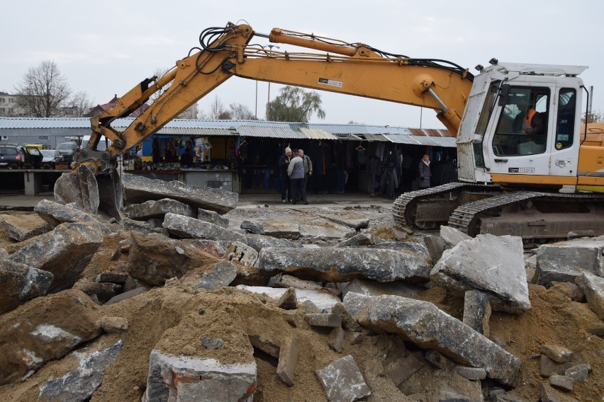 Rozbiórka bazaru przy Bartku w Sieradzu. Zniknęła już większość betonowych stoisk