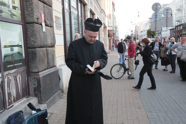 Paweł Hajncel, człowiek-motyl ustawił się pod Ostrą Bramą w Wilnie