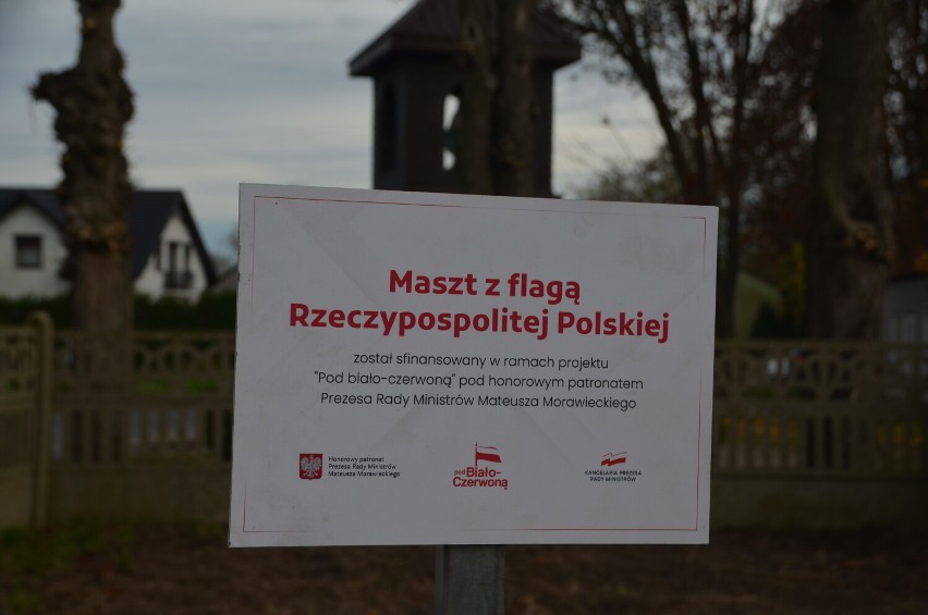Biało-Czerwona na maszcie w Suliszewicach