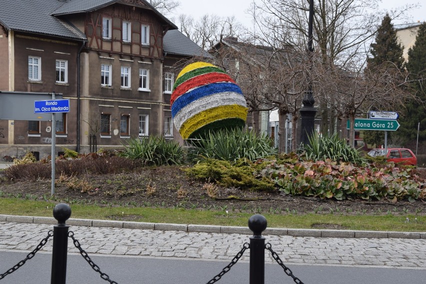 Wielkanoc 2021 w Nowej Soli. Miasto zdobią dwa świąteczne...