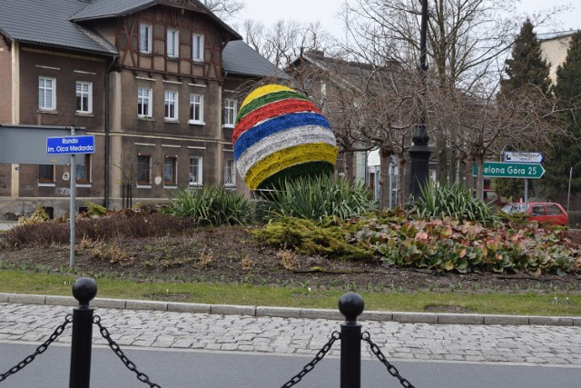 Wielkanoc 2021 w Nowej Soli. Miasto zdobią dwa świąteczne jaja. Pięknie wyglądają nocą.