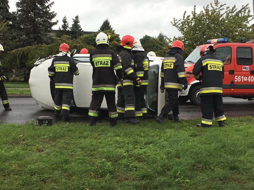 Wypadek na skrzyżowaniu. Osobówka zderzyła się z busem [AKTUALIZACJA]