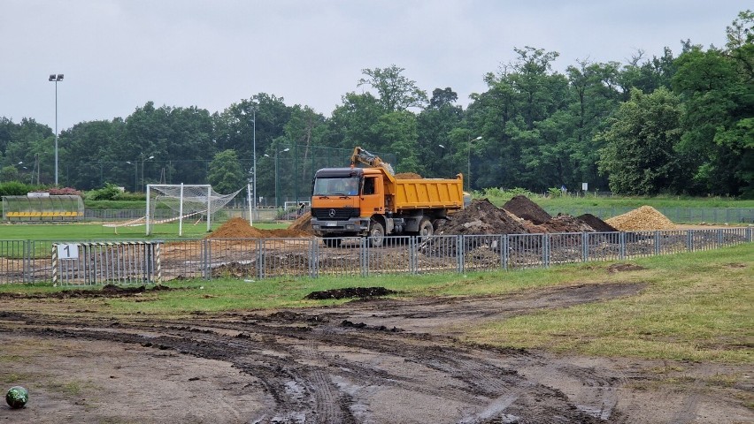Remont stadionu miejskiego w Strzelcach Opolskich już trwa.