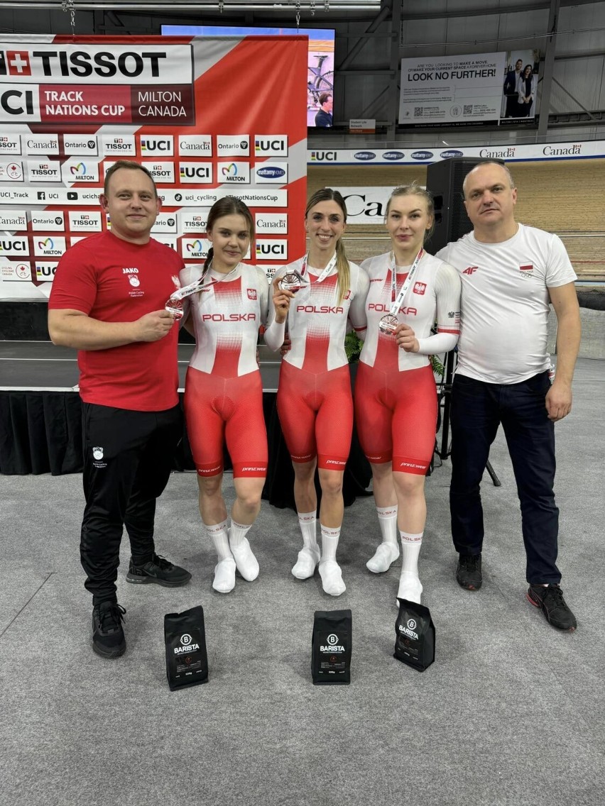 Kadra Polski sprinterek. Od lewej: N. Sibiak, U. Łoś, M....