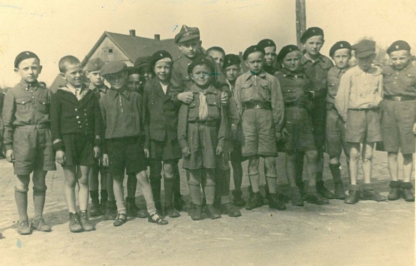 Zbigniew Ludwiczak  (w czapce w środku) lato 1946 roku z...