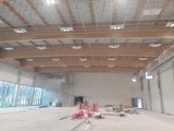 Budowa hali sportowej przy czwórce w Oleśnicy dobiega końca. Kiedy oficjalne oddanie inwestycji?