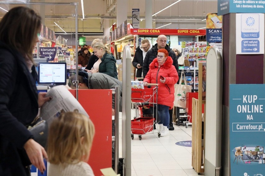 Przedświąteczne zakupy w Lublinie. "Jest drożej, ale coś kupić przecież trzeba"